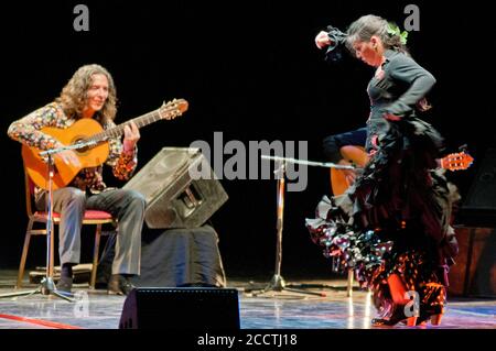 Tomatito, spanische Flamenco-Gitarristin, mit Tänzerin auf der Bühne Stockfoto