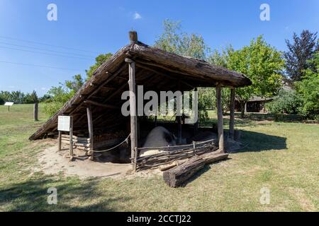 Archäologischer Park in Szazhalombatta, Ungarn. Erbaut auf dem neolithischen Hügelfeld am Rande der Stadt. Stockfoto