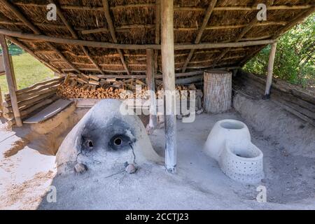 Archäologischer Park in Szazhalombatta, Ungarn. Erbaut auf dem neolithischen Hügelfeld am Rande der Stadt. Stockfoto