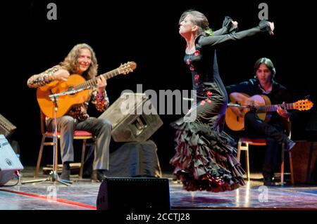 Tomatito, spanische Flamenco-Gitarristin, mit Tänzerin auf der Bühne Stockfoto