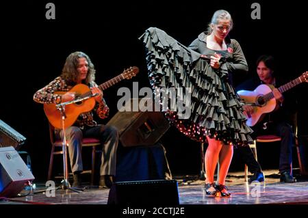 Tomatito, spanische Flamenco-Gitarristin, mit Tänzerin auf der Bühne Stockfoto