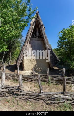 Eisenzeithaus im Archäologischen Park in Szazhalombatta, Ungarn. Erbaut auf dem neolithischen Hügelfeld am Rande der Stadt. Stockfoto