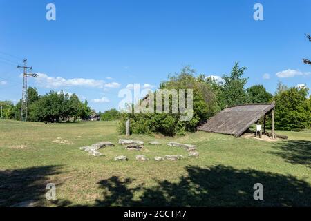 Archäologischer Park in Szazhalombatta, Ungarn. Erbaut auf dem neolithischen Hügelfeld am Rande der Stadt. Stockfoto