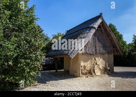 Eisenzeithaus im Archäologischen Park in Szazhalombatta, Ungarn. Erbaut auf dem neolithischen Hügelfeld am Rande der Stadt. Stockfoto