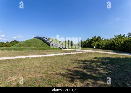 Neolithischer Tumulus im archäologischen Park in Szazhalombatta, Ungarn. Erbaut auf dem neolithischen Hügelfeld am Rande der Stadt. Stockfoto