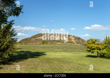 Neolithischer Tumulus im archäologischen Park in Szazhalombatta, Ungarn. Erbaut auf dem neolithischen Hügelfeld am Rande der Stadt. Stockfoto