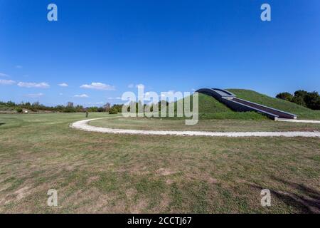 Neolithischer Tumulus im archäologischen Park in Szazhalombatta, Ungarn. Erbaut auf dem neolithischen Hügelfeld am Rande der Stadt. Stockfoto