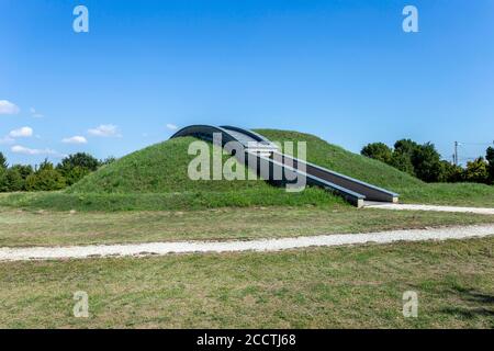 Neolithischer Tumulus im archäologischen Park in Szazhalombatta, Ungarn. Erbaut auf dem neolithischen Hügelfeld am Rande der Stadt. Stockfoto