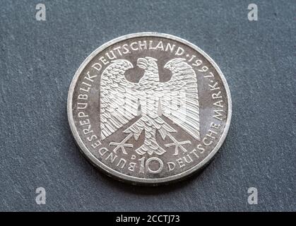 Deutschland in Umlauf gebracht Silber Gedenkstätte Heinrich Heine 10 DM eingestellt Deutsche Mark Münze datiert 1997 leicht verschmutzt Stockfoto