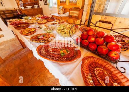 Dekorierter schwedischer Tisch mit Essen und Obst, beachten Sie geringe Tiefenschärfe Stockfoto