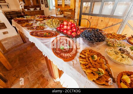 Dekorierter schwedischer Tisch mit Essen und Obst, beachten Sie geringe Tiefenschärfe Stockfoto