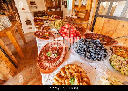 Dekorierter schwedischer Tisch mit Essen und Obst, beachten Sie geringe Tiefenschärfe Stockfoto