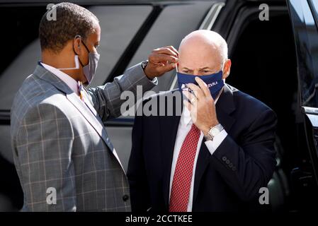 Washington, USA. August 2020. US-Postmaster General Louis DeJoy (R) kommt, um vor dem US-House Committee on Oversight and Reform über "Schutz der rechtzeitigen Lieferung von Post, Medizin und Mail-in-Stimmzettel" auf Capitol Hill in Washington, DC, die Vereinigten Staaten, am 24. August 2020. Kredit: Ting Shen/Xinhua/Alamy Live Nachrichten Stockfoto