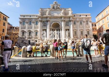 Rom, Italien, 24. August 2020. Nach der Wiedereröffnung der Grenzen und mit der Sommerferiensaison in vollem Gange, Touristen kehren zurück, um die Gegend vor dem Trevi-Brunnen zu verdrängen, wenn auch nicht in der Zahl, bevor die Coronavirus-Pandemie eine totale Sperre verursachte. Quelle: Stephen Bisgrove/Alamy Live News Stockfoto