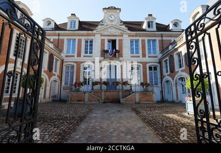 Das Rathaus der Stadt Lisieux, die Gemeinde im Département Calvados in der Normandie im Nordwesten Frankreichs. Stockfoto