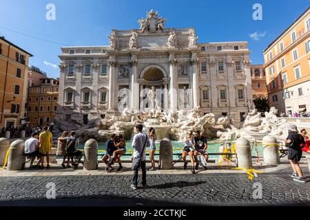 Rom, Italien, 24. August 2020. Nach der Wiedereröffnung der Grenzen und mit der Sommerferiensaison in vollem Gange, Touristen kehren zurück, um die Gegend vor dem Trevi-Brunnen zu verdrängen, wenn auch nicht in der Zahl, bevor die Coronavirus-Pandemie eine totale Sperre verursachte. Quelle: Stephen Bisgrove/Alamy Live News Stockfoto