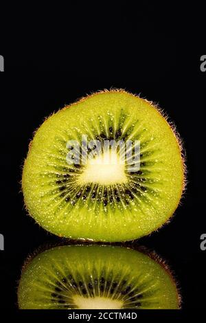 Nahaufnahme einer Kiwi-Scheibe, üppige grüne Farbe, Frische Stockfoto