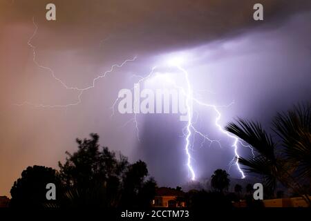 Las Vegas, Nevada, USA. September 2017. Ein monsoonales Gewitter mit Blitzen bricht am 13. September 2017 über den Vororten von Las Vegas, Nevada, aus. Quelle: David Becker/ZUMA Wire/Alamy Live News Stockfoto
