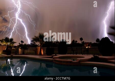 Las Vegas, Nevada, USA. September 2017. Ein monsoonales Gewitter mit Blitzen bricht am 13. September 2017 über den Vororten von Las Vegas, Nevada, aus. Quelle: David Becker/ZUMA Wire/Alamy Live News Stockfoto