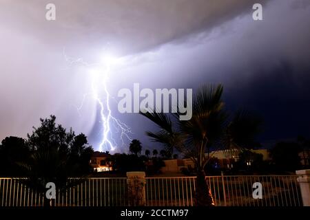 Las Vegas, Nevada, USA. September 2017. Ein monsoonales Gewitter mit Blitzen bricht am 13. September 2017 über den Vororten von Las Vegas, Nevada, aus. Quelle: David Becker/ZUMA Wire/Alamy Live News Stockfoto