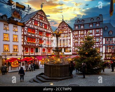 Idyllischer weihnachtsmarkt in der Altstadt von Bernkastel-Kues an der Mosel Stockfoto