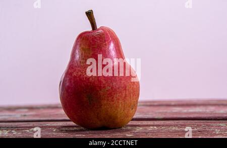 Rote Birnenfrucht (Pyrus L.). Frisches Obst. Zutat für Salate. Natürliche und biologische Lebensmittel. Detox-Diät. Stockfoto