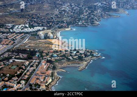 Blick von einem Flugzeug auf die herrliche und touristische mediterrane Stadt Benidorm, ein touristischer Ort, der sich durch seine Wolkenkratzer und Nightli abhebt Stockfoto