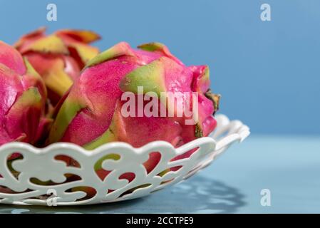 Pitaya Früchte. Drachenfrucht. Blauer Hintergrund. Pitaya ist eine natürliche Frucht aus Mexiko und Mittelamerika, aber es wird auch in anderen Orten wie Bra angebaut Stockfoto