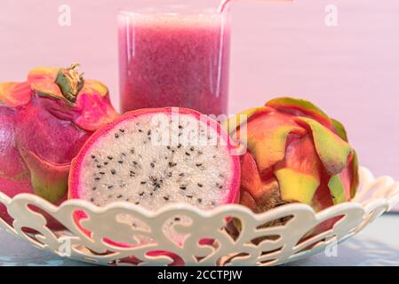 Pitaya Saft und Früchte. Pitaya (wissenschaftlicher Name Cereus undatus) ist eine Frucht, die auf kleinen Bäumen wächst und aus Mexiko und Mittelamerika stammt. Bsp Stockfoto