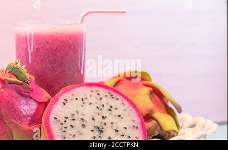 Pitaya Saft und Früchte. Pitaya (wissenschaftlicher Name Cereus undatus) ist eine Frucht, die auf kleinen Bäumen wächst und aus Mexiko und Mittelamerika stammt. Bsp Stockfoto