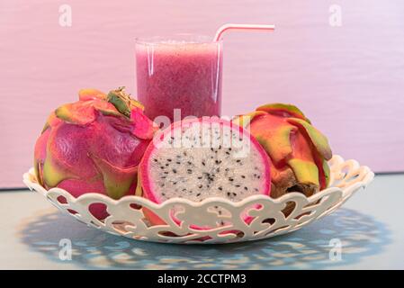 Pitaya Saft und Früchte. Pitaya (wissenschaftlicher Name Cereus undatus) ist eine Frucht, die auf kleinen Bäumen wächst und aus Mexiko und Mittelamerika stammt. Bsp Stockfoto