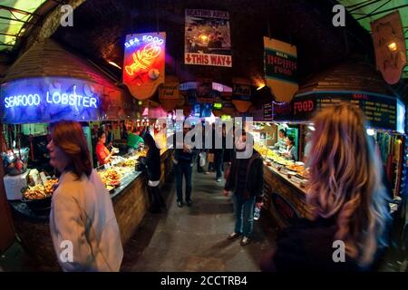 London, Großbritannien - 01. April 2007: Unbekannte Käufer gehen in der Nähe von Street Food Ständen in Camden Lock, dem berühmten Markt in der britischen Hauptstadt. Extrem breites pe Stockfoto