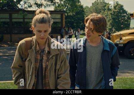 VERÖFFENTLICHUNG: 21. August 2020 TITEL: Chemical Hearts STUDIO: Amazon Studios REGIE: Richard Tanne PLOT: Eine High-School-Transferstudentin findet eine neue Leidenschaft, als sie beginnt, an der Zeitung der Schule zu arbeiten. MIT LILI REINHART als Grace Town, AUSTIN ABRAMS als Henry Page. (Bild: © Amazon Studios/Entertainment Pictures) Stockfoto