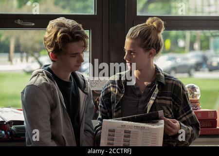 VERÖFFENTLICHUNG: 21. August 2020 TITEL: Chemical Hearts STUDIO: Amazon Studios REGIE: Richard Tanne PLOT: Eine High-School-Transferstudentin findet eine neue Leidenschaft, als sie beginnt, an der Zeitung der Schule zu arbeiten. MIT LILI REINHART als Grace Town, AUSTIN ABRAMS als Henry Page. (Bild: © Amazon Studios/Entertainment Pictures) Stockfoto