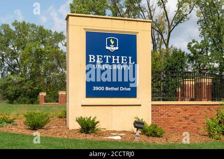 ARDEN HILLS, MN/USA - 23. AUGUST 2020: Eingang der Bethel University und Campus-Logo. Stockfoto