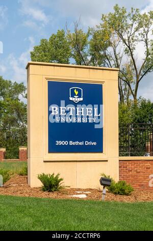 ARDEN HILLS, MN/USA - 23. AUGUST 2020: Eingang der Bethel University und Campus-Logo. Stockfoto