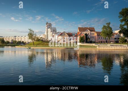 Skyline des Flusses Svislach und Trinity Hill - Minsk, Weißrussland Stockfoto