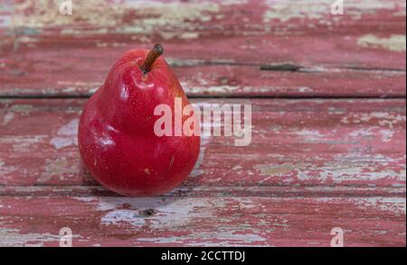 Rote Birnenfrucht (Pyrus L.). Frisches Obst. Zutat für Salate. Natürliche und biologische Lebensmittel. Detox-Diät. Stockfoto