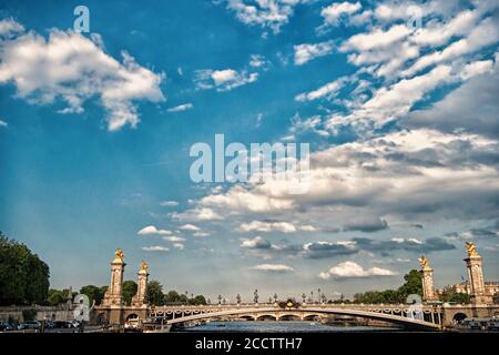 Paris, Frankreich - 01. Juni 2017: Brücke über die seine. Pont Alexandre III am bewölkten blauen Himmel. Skulpturen und Architektur. Architektonischer Stil. Nationales Erbe. Historisches Denkmal. Reisen. Stockfoto