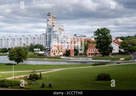 Skyline des Flusses Svislach und Trinity Hill - Minsk, Weißrussland Stockfoto