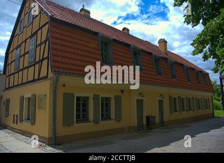 Außerhalb eines alten gelben Gebäudes mit deutscher Architektur Stockfoto