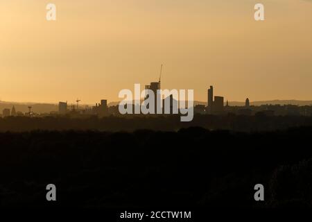 Silhouette der Skyline von Leeds City bei Sonnenuntergang. Stockfoto