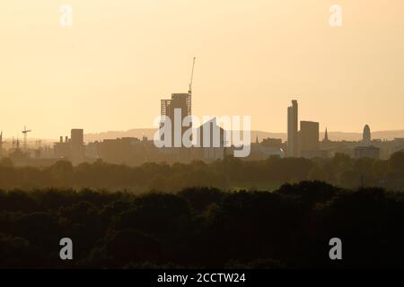 Silhouette der Skyline von Leeds City bei Sonnenuntergang. Stockfoto