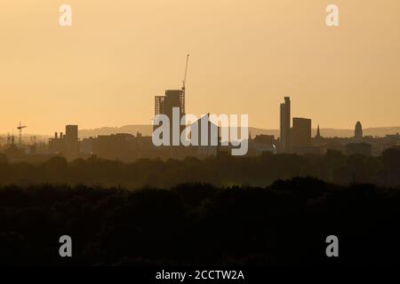 Silhouette der Skyline von Leeds City bei Sonnenuntergang. Stockfoto