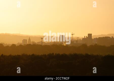 Silhouette der Skyline von Leeds City bei Sonnenuntergang. Stockfoto