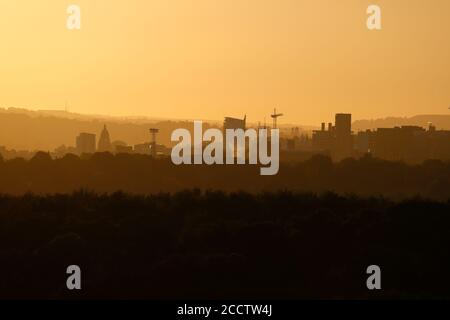 Silhouette der Skyline von Leeds City bei Sonnenuntergang. Stockfoto