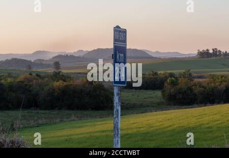 Bild von einem Verkehrsschild und der ländlichen Landschaft in der Innenstadt von São Pedro do Sul, Brasilien. Autobahn durch die Pampas-Region. Stockfoto