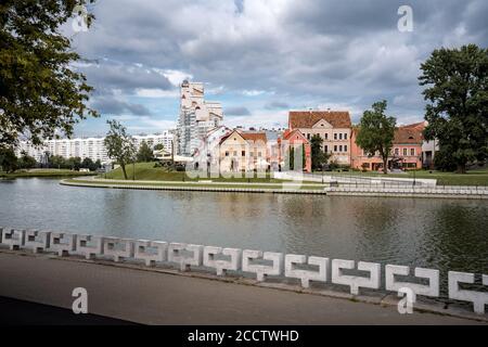 Skyline des Flusses Svislach und Trinity Hill - Minsk, Weißrussland Stockfoto