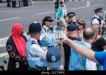 Hearts of Oak protestieren und die Rochdale Three; während sie sich auf den Missbrauch der drei Kinder konzentrierten, ging es stark um ihre Rasse über ihre Aktionen Stockfoto