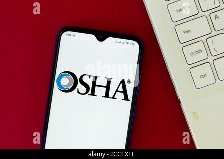 In dieser Abbildung ist das Logo der Occupational Safety and Health Administration (OSHA) auf einem Smartphone zu sehen. Stockfoto